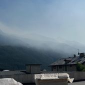 Il fumo degli incendi in Piemonte ha avvolto questo pomeriggio una vasta area montana dell'envers Il fumo degli incendi in Piemonte ha avvolto questo pomeriggio una vasta area montana dell'envers