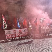 Fumogeni, sirene d'allarme e slogan urlati sotto le finestre di Confindustria VdA