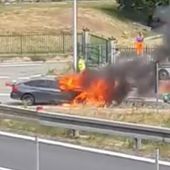 Auto prende fuoco al casello di Chatillon Auto prende fuoco al casello di Chatillon