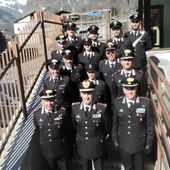 Il Generale dei carabinieri, Riccardo Galletta, con il TenCol Livio Propato e i militari della Stazione di Courmayeur