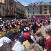Piazza Chanoux ieri mattina alla partenza dei Giro (cliccare sull'immagine per avviare la gallery; photo credit delle immagini sportive Ezio Cairoli per Laprimalinea.it; photo credit immagini istiuzionali con esponenti della Giunta regionale Moreno Vignolini)
