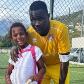 Lys Gomis con la figlia, immagine da lui postata sul commento apparso ieri su Facebook
