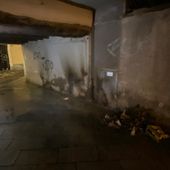 Incendiato il rifugio di un senzatetto fatto di cartoni e cassette di legno