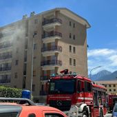 Incendio garage ad Aosta; evacuato condominio, strada chiusa e colpo di calore a un vigile Incendio garage ad Aosta; evacuato condominio, strada chiusa e colpo di calore a un vigile