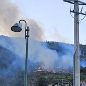 Il rogo visto dal fondo valle nella foto di un lettore