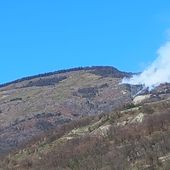 Incendio a Verrayes, sospesi i voli degli elicotteri ma resta il presidio Incendio a Verrayes, sospesi i voli degli elicotteri ma resta il presidio