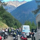 Motociclista cade e s'infortuna lungo la strada del G.S. Bernardo