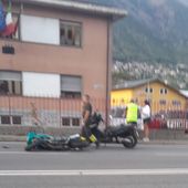 Aosta, auto fa inversione vietata in Statale 26, motociclista finisce in ospedale; caccia al trasgressore