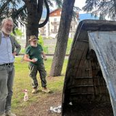 Marco Jaccond accanto alla sua opera durante il lavoro di ripulitura