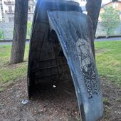 'Bimbi fate pipì nel vespasiano...', ma è una scultura dei 'Jolies Coins' di Aosta