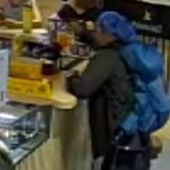 Un fotogramma (volto sfocato) di una videocamera di sorveglianza che ha registrato i movimenti del presunto ladro