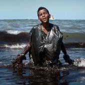 Un ragazzo emerge dalle acque invase dal petrolio davanti alla spiaggia di Itapuama, in Brasile (fotografia di Leo Malafaia)