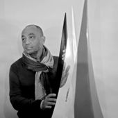 Andrea Leonardi a fianco di una sua opera