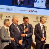 Il Presidente della Giunta, Renzo Testolin; il presidente di Cva, Marco Cantamessa; il ministro dell'Ambiente e della sicurezza energetica, Gilberto Pichetto Fratin, l'Au di Cva, Giuseppe Argirò, il direttore di Cva, Enrico De Girolamo ed Enrico Letta sul palco di Renewable Thinking