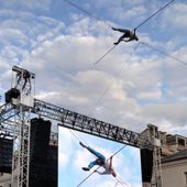 Andrea Loreni cammina nel cielo sopra piazza Chanoux (cliccare sull'immagine per avviare la mini gallery)