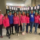 Foto di gruppo per i volontari di 'Mano nella Mano'