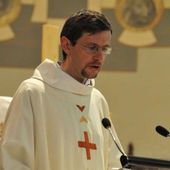 Don Andrea Marcoz nel 2014 (foto d'archivio) Don Andrea Marcoz nel 2014 (foto d'archivio)