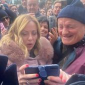 Folla di simpatizzanti e curiosi ad Aosta per Giorgia Meloni