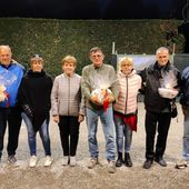 Da sn, Massimiliano Lale Demoz, Marco Ronc, Elena Davisod (figlia di Guerrino), Rita Perrin (moglie di Guerrino), Remo Comé, Adriana Davisod (figlia di Guerrino), Vincenzo Di Leo, Andrea Rosset (vicepresidente bocciofila)