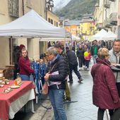 Folla 'gourmand' alla Sagra del Miele (cliccare sull'immagine per avviare la gallery)