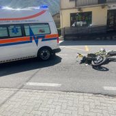 Motociclista esce di strada sulla Statale 26 a Chatillon