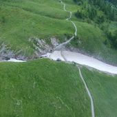 Cade in un buco nel nevaio e finisce in acqua, soccorso escursionista in Val Ferret
