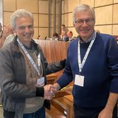 Stretta di mano 'benaugurale' tra il sindaco uscente, Gianni Nuti e il candidato Raffaele Rocco