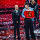 Olly sul palco, emozionato per la vittoria (photo credit Sanremo News)