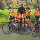 Orange bike: da sn, Brunet, Julien e  Mathis Marchi, Pession, Leo con il tecnico philip balestrini