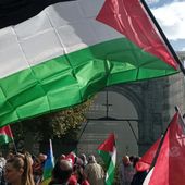 La folla di manifestanti è cresciuta di ora in ora (cliccare sull'immagine per avviare la gallery) La folla di manifestanti è cresciuta di ora in ora (cliccare sull'immagine per avviare la gallery)