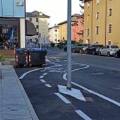 Aosta, quel palo in mezzo alla ciclabile che proprio non si può vedere...