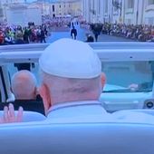 Una delle ultime immagini di Bergoglio: domenica 20 aprile, giorno di Pasqua, tra la folla in San Pietro