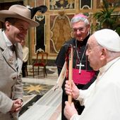 Il presidente delle Guide alpine valdostane, Ezio Marlier, dona insieme al Vescovo Franco Lovignana la piccozza a Papa Francesco