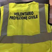 Giubbotti della Protezione civile rubati; i carabinieri li ritrovano nel cantiere della ferrovia Aosta-Ivrea, denunciato un operaio per ricettazione Giubbotti della Protezione civile rubati; i carabinieri li ritrovano nel cantiere della ferrovia Aosta-Ivrea, denunciato un operaio per ricettazione