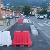 Aosta, in via Kaolack magazzini e depositi ma i jersey della ciclabile 'chiudono' l'accesso a camion e tir