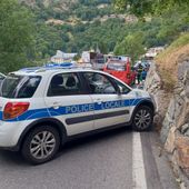 Polizia locale di Valtournenche impegnata nei rilievi di un incidente