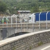 Ponte di Introd, passaggio difficoltoso per un Tir lo scorso 15 maggio Ponte di Introd, passaggio difficoltoso per un Tir lo scorso 15 maggio