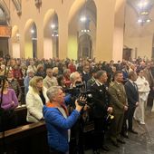 Folla in preghiera nella Cattedrale di Aosta nel ricordo di Papa Francesco