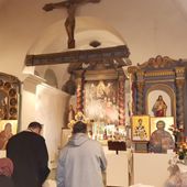 Il sacerdote officia la Divina liturgia del Martedì santo rivolto all'altare, come i fedeli