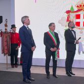 Da sn il Principe Emanuele Filiberto, il Commendatore Giovanni Girardini e il sindaco di Courmayeur, Roberto Rota (cliccare sul'immagine per avviare la mini gallery) Da sn il Principe Emanuele Filiberto, il Commendatore Giovanni Girardini e il sindaco di Courmayeur, Roberto Rota (cliccare sul'immagine per avviare la mini gallery)