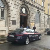 Braccialetto elettronico e domiciliari in Campania per il 43enne videoregistrato dalla compagna mentre la minaccia di morte