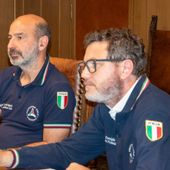 Il sindaco di Saint-Marcel, Andrea Bionaz, insieme a un agente forestale sul ponte che attraversa la Dora Baltea