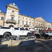 Nelle immagini di Paolo Rey, mezzi e personale della Protezione civile in piazza Chanoux ad Aosta (cliccare sull'immagine per avviare la mini gallery)