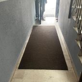 A causa della pendenza della rampa e dell'apertura interna del portone, è impossibile per una disabile in carrozzella uscire dal condominio autonomamente
