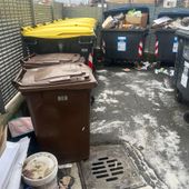 Aosta, rifiuti abbandonati nell’area di conferimento in corso Ivrea: proteste di residenti e commercianti