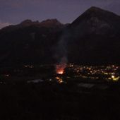 L'incendio del maneggio visto dalla collina di fronte