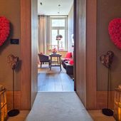 L’ingresso della Romantic Suite, luci soffuse e cuori di rose per un’atmosfera intima e avvolgente (cliccare sull'immagine per avviare la gallery)