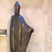 La statua di San Grato 'privata' del suo bastone pastorale