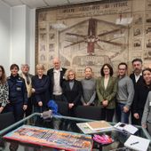 Marco Sorbara (terzo da dx) durante la visita al carcere di San Vittore insieme alla Comandante della Polizia penitenziaria, la direttrice, la responsabile ufficio amministrativo del carcere e una rappresentanza del personale