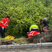I soccorritori prestano le prime cure sul posto al giovane motociclista